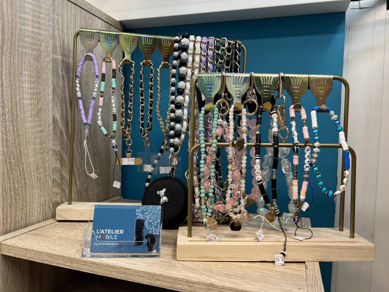 Magasin de téléphonie pour vente de cordons et chaînes pour téléphone portable toute marque