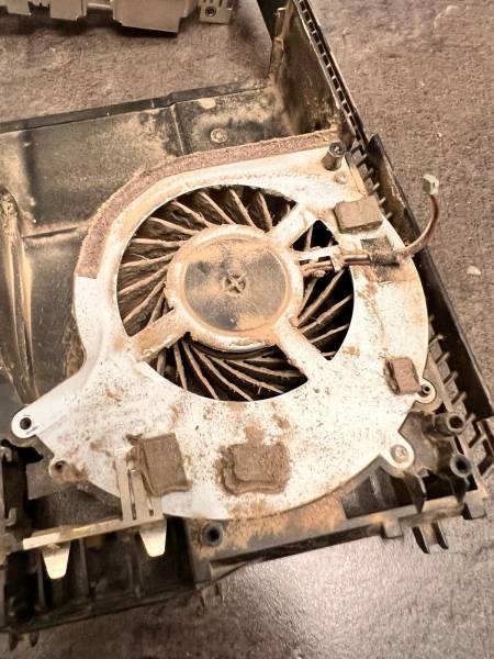 Réparation et Dépoussiérage de PS4 à Saint-Gilles : Offrez un second souffle à votre console