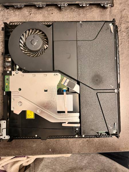 Réparation et Dépoussiérage de PS4 à Saint-Gilles : Offrez un second souffle à votre console