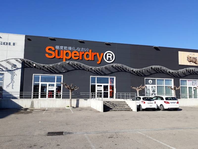 commerce de détail d’habillement en magasin spécialisé Nîmes Gard SUPERDRY